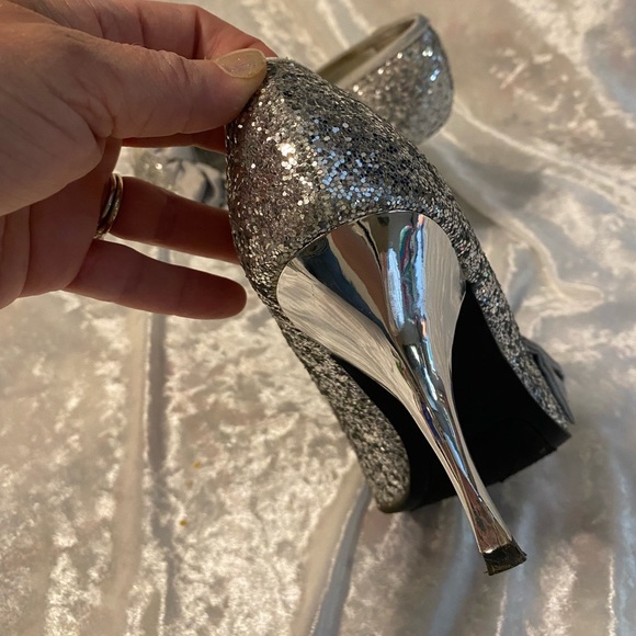 Gorgeous silver glitter pumps with silver bow peek a boo toe. 506 - Picture 4 of 9